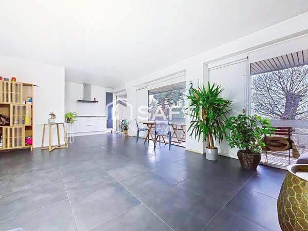 Entièrement refait, avec double balcon-terrasse