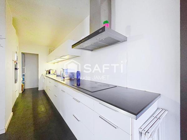 Entièrement refait, avec double balcon-terrasse