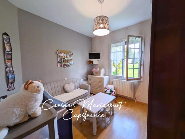 Maison 4 chambres sur sous-sol avec espace de vie de plain-pied et grand garage – Terrain 1701 m² – proche La Crèche et Saint-Maixent-l’École (79)