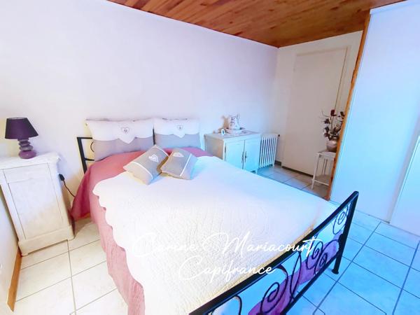 Maison 4 chambres sur sous-sol avec espace de vie de plain-pied et grand garage – Terrain 1701 m² – proche La Crèche et Saint-Maixent-l’École (79)