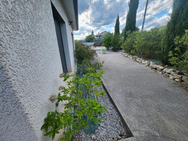 2 VILLAS NEUVES raccordables - plain-pied - grand jardin plat - piscine chauffée - accès vélo - sud Vinezac (07110)