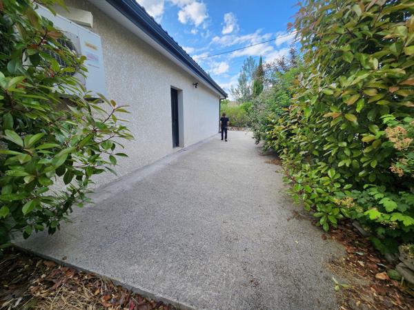 2 VILLAS NEUVES raccordables - plain-pied - grand jardin plat - piscine chauffée - accès vélo - sud Vinezac (07110)