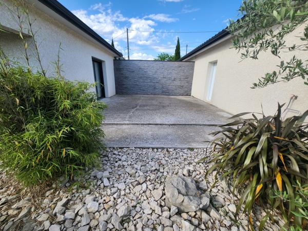 2 VILLAS NEUVES raccordables - plain-pied - grand jardin plat - piscine chauffée - accès vélo - sud Vinezac (07110)