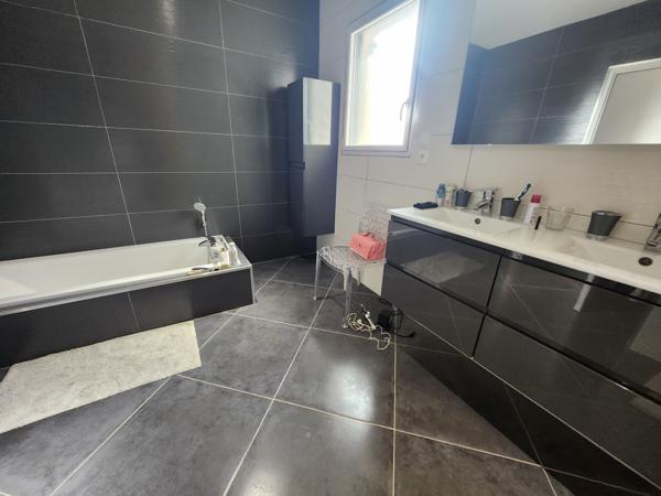 2 VILLAS NEUVES raccordables - plain-pied - grand jardin plat - piscine chauffée - accès vélo - sud Vinezac (07110)