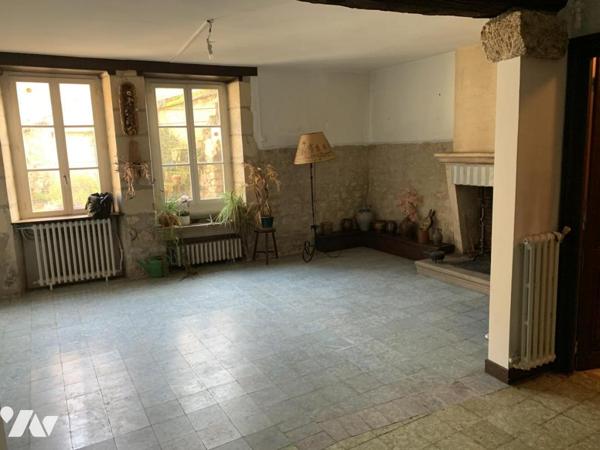 MAISON ANCIENNE DE VILLAGE AVEC DEPENDANCES