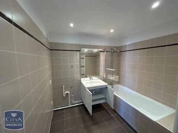 Appartement à louer 2 pièces 64.4m²