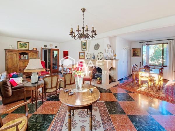 La Seyne sur Mer belle maison ancienne de construction traditionnelle, deux appartements indépendants, jardin arboré.