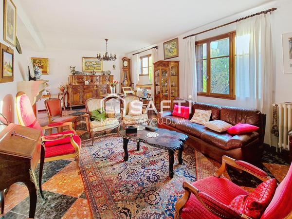 La Seyne sur Mer belle maison ancienne de construction traditionnelle, deux appartements indépendants, jardin arboré.