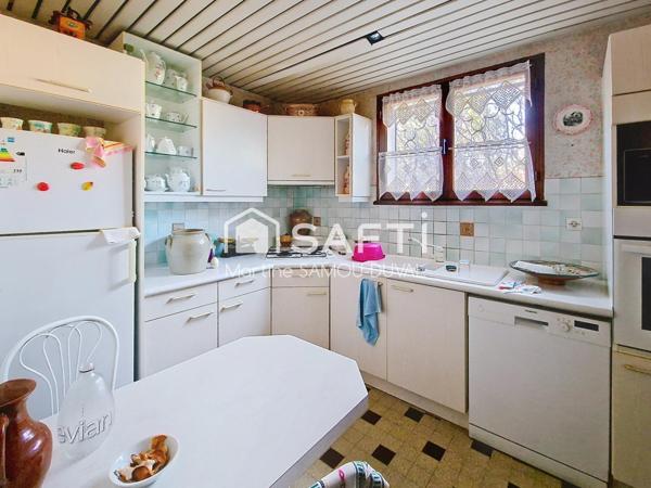 La Seyne sur Mer belle maison ancienne de construction traditionnelle, deux appartements indépendants, jardin arboré.