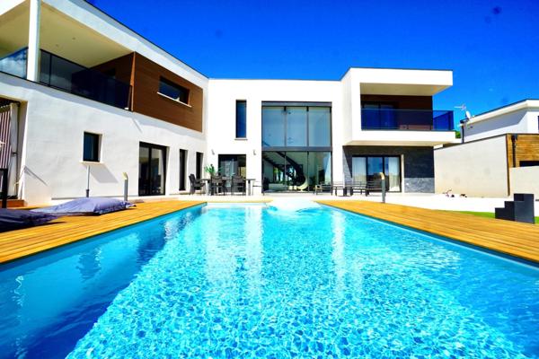 EXCEPTIONNELLE VILLA D’ARCHITECTE – PRESTATIONS HAUT DE GAMME – AIGUES-MORTES