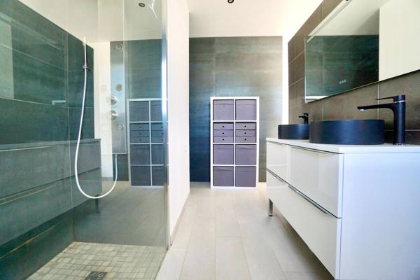 EXCEPTIONNELLE VILLA D’ARCHITECTE – PRESTATIONS HAUT DE GAMME – AIGUES-MORTES