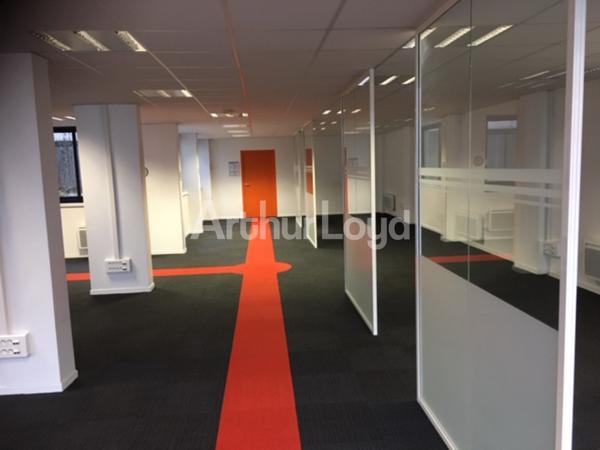 Bureaux rénovés à louer à La Madeleine - Immeuble de caractère avec locaux fonctionnels