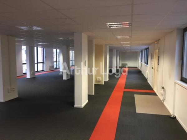 Bureaux rénovés à louer à La Madeleine - Immeuble de caractère avec locaux fonctionnels