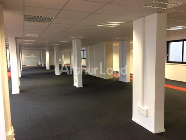 Bureaux rénovés à louer à La Madeleine - Immeuble de caractère avec locaux fonctionnels