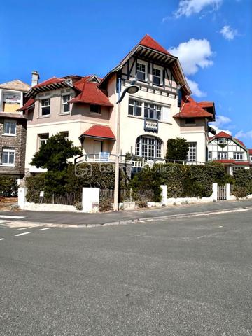 À deux pas de la plage, avec vue mer, découvrez la villa historique « Les Bernaoux », une propriété rare au cœur d’Hardelot-Plage.

Cette villa à l’architecture Anglo-Normande, emblématique du patrimoine architectural de la station, développe près de 300 m² habitables sur une parcelle d’environ 420 m².

Elle offre notamment une belle pièce de vie ouverte sur une terrasse exposée sud-ouest bénéficiant d’une vue mer, véritable atout de la propriété pour profiter pleinement de la lumière et de son environnement privilégié.

Avec son architecture singulière, ses volumes généreux et son cachet préservé, Les Bernaoux offre un potentiel remarquable pour créer une villa familiale haut de gamme, tout en respectant l’identité et le charme de cette demeure historique.

La propriété dispose d’une importante capacité d’accueil, avec de nombreuses pièces permettant d’imaginer différents aménagements selon les besoins et les envies de ses futurs propriétaires.

Des travaux de rénovation restent à prévoir, offrant ainsi l’opportunité de repenser les espaces et les prestations selon ses envies, tout en préservant le caractère unique de la villa.

Un projet rare destiné aux acquéreurs souhaitant redonner tout son éclat à une villa historique, dans un emplacement privilégié de la Côte d’Opale, à seulement quelques pas de la plage.

L’histoire des Bernaoux et certaines de ses particularités en font une propriété véritablement singulière, que je me ferai un plaisir de vous faire découvrir plus en détail lors d’une visite.