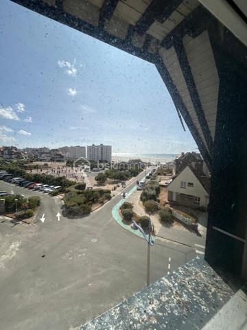 À deux pas de la plage, avec vue mer, découvrez la villa historique « Les Bernaoux », une propriété rare au cœur d’Hardelot-Plage.

Cette villa à l’architecture Anglo-Normande, emblématique du patrimoine architectural de la station, développe près de 300 m² habitables sur une parcelle d’environ 420 m².

Elle offre notamment une belle pièce de vie ouverte sur une terrasse exposée sud-ouest bénéficiant d’une vue mer, véritable atout de la propriété pour profiter pleinement de la lumière et de son environnement privilégié.

Avec son architecture singulière, ses volumes généreux et son cachet préservé, Les Bernaoux offre un potentiel remarquable pour créer une villa familiale haut de gamme, tout en respectant l’identité et le charme de cette demeure historique.

La propriété dispose d’une importante capacité d’accueil, avec de nombreuses pièces permettant d’imaginer différents aménagements selon les besoins et les envies de ses futurs propriétaires.

Des travaux de rénovation restent à prévoir, offrant ainsi l’opportunité de repenser les espaces et les prestations selon ses envies, tout en préservant le caractère unique de la villa.

Un projet rare destiné aux acquéreurs souhaitant redonner tout son éclat à une villa historique, dans un emplacement privilégié de la Côte d’Opale, à seulement quelques pas de la plage.

L’histoire des Bernaoux et certaines de ses particularités en font une propriété véritablement singulière, que je me ferai un plaisir de vous faire découvrir plus en détail lors d’une visite.