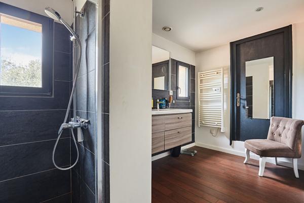 Maison Rognes 6 pièces 207 m2 sur parc arboré avce piscine et T2 totalement indépendant