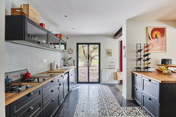 Maison Rognes 6 pièces 207 m2 sur parc arboré avce piscine et T2 totalement indépendant