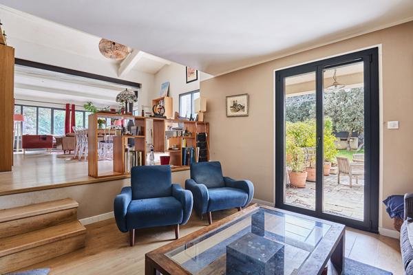 Maison Rognes 6 pièces 207 m2 sur parc arboré avce piscine et T2 totalement indépendant