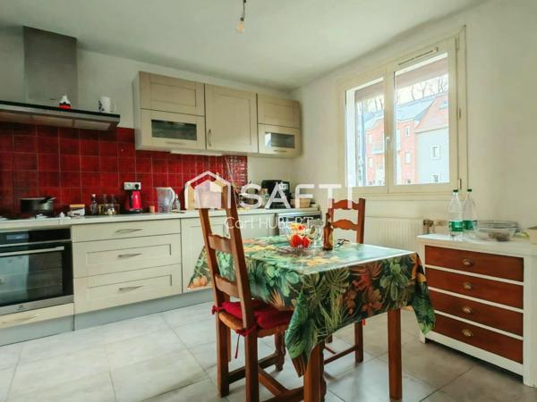 Maison avec garage et jardin