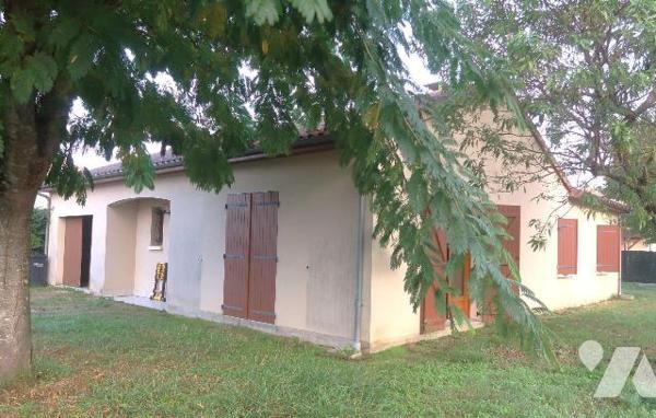 PAVILLON DE PLAIN PIED 98M2 hab comprenant :
- entrée av.plac/pend., WC av.lave-mains, gde cui...
