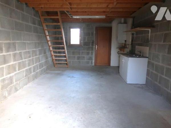 PAVILLON DE PLAIN PIED 98M2 hab comprenant :
- entrée av.plac/pend., WC av.lave-mains, gde cui...