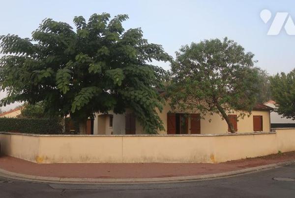 PAVILLON DE PLAIN PIED 98M2 hab comprenant :
- entrée av.plac/pend., WC av.lave-mains, gde cui...