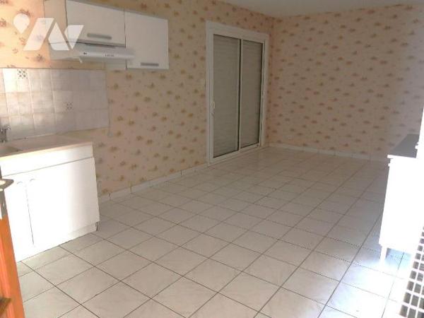 PAVILLON DE PLAIN PIED 98M2 hab comprenant :
- entrée av.plac/pend., WC av.lave-mains, gde cui...