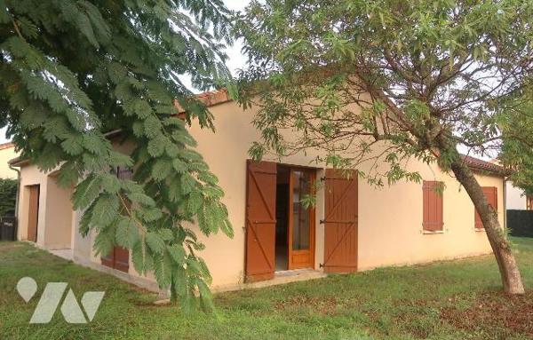 PAVILLON DE PLAIN PIED 98M2 hab comprenant :
- entrée av.plac/pend., WC av.lave-mains, gde cui...