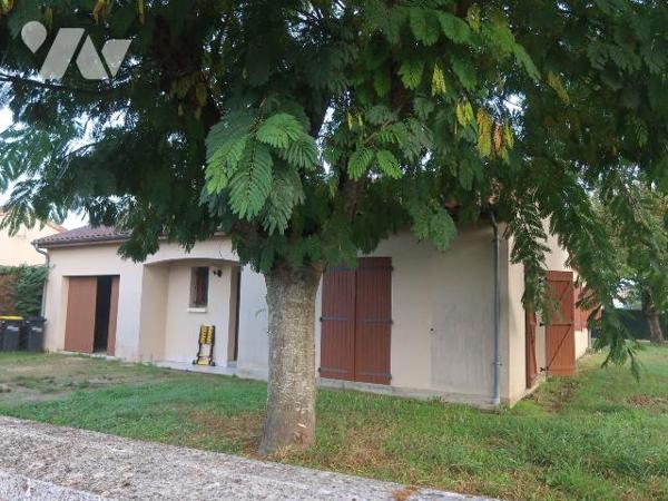 PAVILLON DE PLAIN PIED 98M2 hab comprenant :
- entrée av.plac/pend., WC av.lave-mains, gde cui...