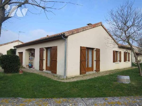 PAVILLON DE PLAIN PIED 98M2 hab comprenant :
- entrée av.plac/pend., WC av.lave-mains, gde cui...