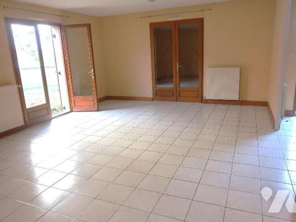 PAVILLON DE PLAIN PIED 98M2 hab comprenant :
- entrée av.plac/pend., WC av.lave-mains, gde cui...