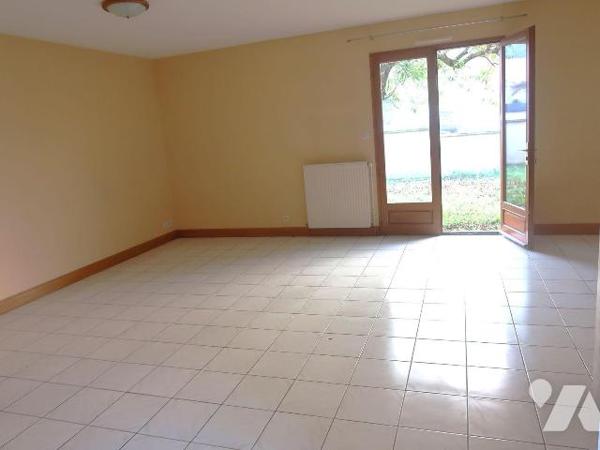 PAVILLON DE PLAIN PIED 98M2 hab comprenant :
- entrée av.plac/pend., WC av.lave-mains, gde cui...