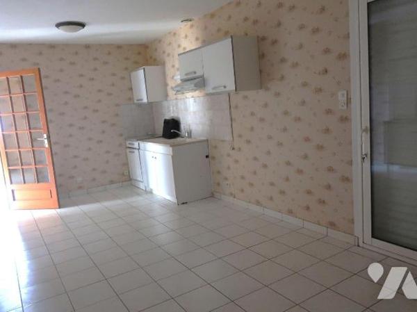 PAVILLON DE PLAIN PIED 98M2 hab comprenant :
- entrée av.plac/pend., WC av.lave-mains, gde cui...