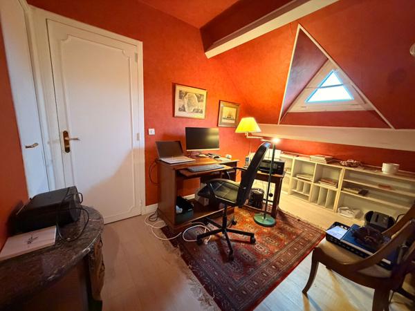 Maison 7 pièces d'environ 145 m2 rue calme proche centre ville