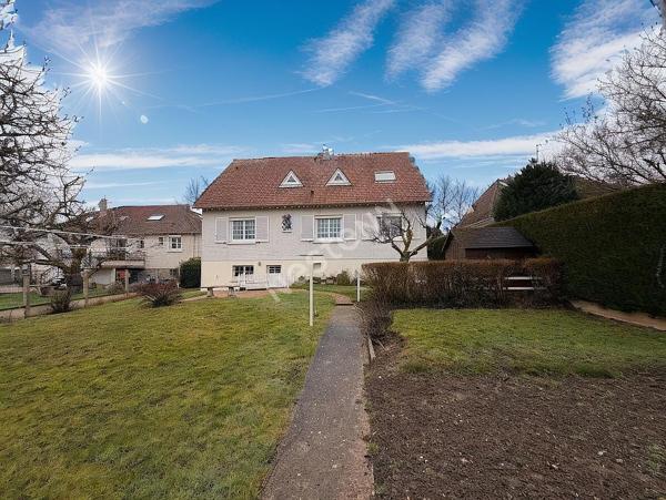 Maison 7 pièces d'environ 145 m2 rue calme proche centre ville