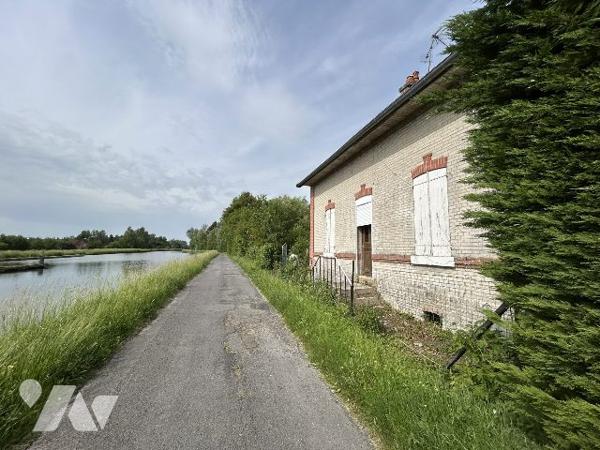 ancienne maison éclusière à rénover avec jardin et garage