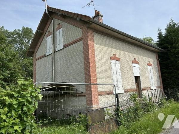 ancienne maison éclusière à rénover avec jardin et garage