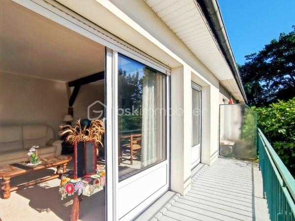 Idéalement située au calme, à proximité du centre-ville de Chantepie, cette maison saura séduire les familles à la recherche d'un cadre de vie agréable alliant tranquillité et praticité. Vous profiterez d'un environnement recherché, à quelques minutes des commerces, des écoles, des équipements sportifs, des transports en commun et de l'ensemble des services du quotidien. Rennes est également accessible rapidement, faisant de cette adresse un emplacement de choix pour les actifs.

Dès l'entrée, vous découvrirez un rez-de-chaussée fonctionnel comprenant un vaste garage avec espace bricolage et buanderie sur plus de 60m2, ainsi qu'une pièce de plus de 10 m² pouvant faire office de bureau, salle de jeux, cuisine d'été ou espace de télétravail, avec un accès direct à une véranda, idéale pour partager des moments conviviaux en famille tout au long de l'année.

À l'étage, la pièce de vie lumineuse s'ouvre sur un balcon, offrant un agréable espace extérieur. Vous y trouverez également une cuisine indépendante, deux chambres, une salle d'eau et un WC séparé.

Les combles isolés du deuxième étage constituent un véritable atout et offrent un beau potentiel d'aménagement pour créer des chambres supplémentaires, une suite parentale, un bureau ou tout autre espace adapté à vos besoins.

Édifiée sur une parcelle de 343 m², cette maison offre de belles possibilités d'évolution et de personnalisation pour créer un lieu de vie à votre image.

Un bien rare sur le secteur, idéal pour une famille souhaitant s'installer dans l'une des communes les plus appréciées de la métropole rennaise, reconnue pour sa qualité de vie, son dynamisme et sa proximité immédiate avec Rennes.

Une belle opportunité à découvrir sans tarder !