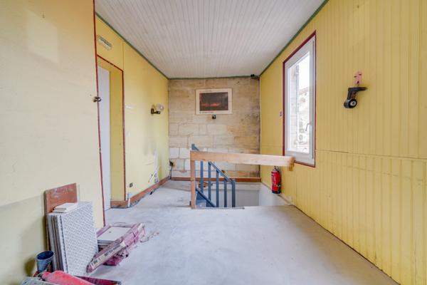 Ambarès-et-Lagrave (33440) Immeuble mixte de 240m2