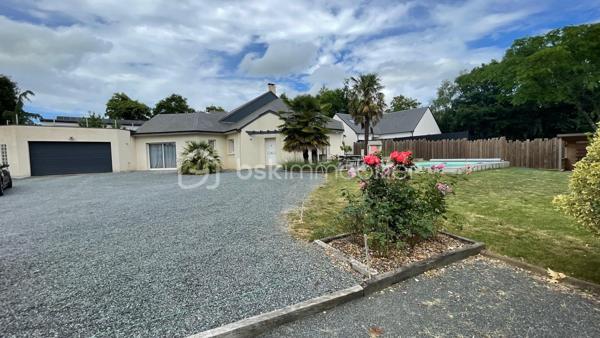 A 30 mn d'ANGERS :
Cette magnifique villa située dans le bourg de CHAMPIGNÉ à cinq minutes de toutes les commodités à pied (commerces, maison de santé, pharmacie, écoles etc...) offre beaucoup d'avantages.
Construite en 2001, dans un quartier verdoyant et calme, elle est édifiée sur un superbe  terrain de 1650 m² clos, arboré et sécurisé avec portail électrique. 
Agrémentée d'une très jolie piscine, chauffée et sécurisée, cette maison offre une surface habitable de 170 m² composée de :
Une pièce de vie de 58 m² avec cuisine aménagée et équipée
Une suite parentale de + de 18 m² avec douche et double vasque
Une chambre de 10 m²
Trois chambres de 11 m²
Un bureau de 7 m²
Une salle d'eau de 5 m² avec douche et double vasque 
Une arrière-cuisine de 24 m²
Deux wc
Nombreux placards
Un garage d'environ 40 m²
Une cave
Une dépendance

Chauffage par plancher, chauffant, Pompe à chaleur
Climatisation, pompe à chaleur,