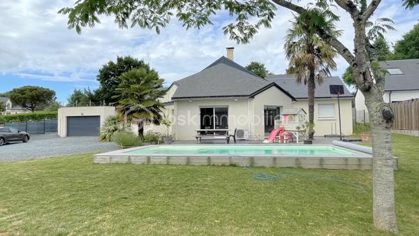 A 30 mn d'ANGERS :
Cette magnifique villa située dans le bourg de CHAMPIGNÉ à cinq minutes de toutes les commodités à pied (commerces, maison de santé, pharmacie, écoles etc...) offre beaucoup d'avantages.
Construite en 2001, dans un quartier verdoyant et calme, elle est édifiée sur un superbe  terrain de 1650 m² clos, arboré et sécurisé avec portail électrique. 
Agrémentée d'une très jolie piscine, chauffée et sécurisée, cette maison offre une surface habitable de 170 m² composée de :
Une pièce de vie de 58 m² avec cuisine aménagée et équipée
Une suite parentale de + de 18 m² avec douche et double vasque
Une chambre de 10 m²
Trois chambres de 11 m²
Un bureau de 7 m²
Une salle d'eau de 5 m² avec douche et double vasque 
Une arrière-cuisine de 24 m²
Deux wc
Nombreux placards
Un garage d'environ 40 m²
Une cave
Une dépendance

Chauffage par plancher, chauffant, Pompe à chaleur
Climatisation, pompe à chaleur,