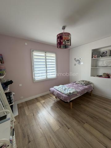 A 30 mn d'ANGERS :
Cette magnifique villa située dans le bourg de CHAMPIGNÉ à cinq minutes de toutes les commodités à pied (commerces, maison de santé, pharmacie, écoles etc...) offre beaucoup d'avantages.
Construite en 2001, dans un quartier verdoyant et calme, elle est édifiée sur un superbe  terrain de 1650 m² clos, arboré et sécurisé avec portail électrique. 
Agrémentée d'une très jolie piscine, chauffée et sécurisée, cette maison offre une surface habitable de 170 m² composée de :
Une pièce de vie de 58 m² avec cuisine aménagée et équipée
Une suite parentale de + de 18 m² avec douche et double vasque
Une chambre de 10 m²
Trois chambres de 11 m²
Un bureau de 7 m²
Une salle d'eau de 5 m² avec douche et double vasque 
Une arrière-cuisine de 24 m²
Deux wc
Nombreux placards
Un garage d'environ 40 m²
Une cave
Une dépendance

Chauffage par plancher, chauffant, Pompe à chaleur
Climatisation, pompe à chaleur,