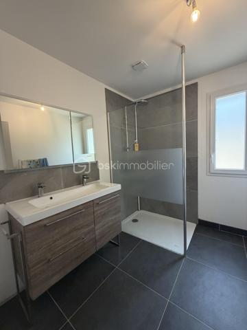 A 30 mn d'ANGERS :
Cette magnifique villa située dans le bourg de CHAMPIGNÉ à cinq minutes de toutes les commodités à pied (commerces, maison de santé, pharmacie, écoles etc...) offre beaucoup d'avantages.
Construite en 2001, dans un quartier verdoyant et calme, elle est édifiée sur un superbe  terrain de 1650 m² clos, arboré et sécurisé avec portail électrique. 
Agrémentée d'une très jolie piscine, chauffée et sécurisée, cette maison offre une surface habitable de 170 m² composée de :
Une pièce de vie de 58 m² avec cuisine aménagée et équipée
Une suite parentale de + de 18 m² avec douche et double vasque
Une chambre de 10 m²
Trois chambres de 11 m²
Un bureau de 7 m²
Une salle d'eau de 5 m² avec douche et double vasque 
Une arrière-cuisine de 24 m²
Deux wc
Nombreux placards
Un garage d'environ 40 m²
Une cave
Une dépendance

Chauffage par plancher, chauffant, Pompe à chaleur
Climatisation, pompe à chaleur,