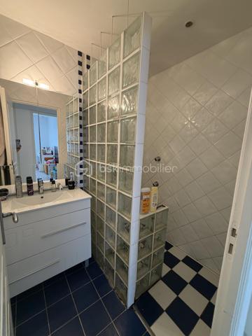 A 30 mn d'ANGERS :
Cette magnifique villa située dans le bourg de CHAMPIGNÉ à cinq minutes de toutes les commodités à pied (commerces, maison de santé, pharmacie, écoles etc...) offre beaucoup d'avantages.
Construite en 2001, dans un quartier verdoyant et calme, elle est édifiée sur un superbe  terrain de 1650 m² clos, arboré et sécurisé avec portail électrique. 
Agrémentée d'une très jolie piscine, chauffée et sécurisée, cette maison offre une surface habitable de 170 m² composée de :
Une pièce de vie de 58 m² avec cuisine aménagée et équipée
Une suite parentale de + de 18 m² avec douche et double vasque
Une chambre de 10 m²
Trois chambres de 11 m²
Un bureau de 7 m²
Une salle d'eau de 5 m² avec douche et double vasque 
Une arrière-cuisine de 24 m²
Deux wc
Nombreux placards
Un garage d'environ 40 m²
Une cave
Une dépendance

Chauffage par plancher, chauffant, Pompe à chaleur
Climatisation, pompe à chaleur,