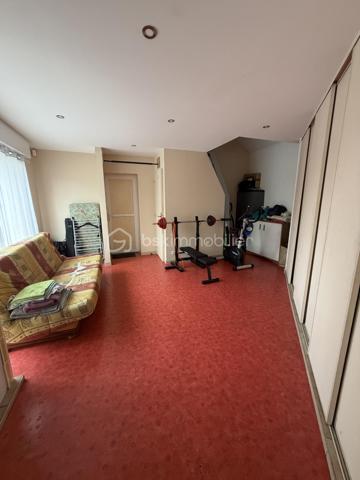 A 30 mn d'ANGERS :
Cette magnifique villa située dans le bourg de CHAMPIGNÉ à cinq minutes de toutes les commodités à pied (commerces, maison de santé, pharmacie, écoles etc...) offre beaucoup d'avantages.
Construite en 2001, dans un quartier verdoyant et calme, elle est édifiée sur un superbe  terrain de 1650 m² clos, arboré et sécurisé avec portail électrique. 
Agrémentée d'une très jolie piscine, chauffée et sécurisée, cette maison offre une surface habitable de 170 m² composée de :
Une pièce de vie de 58 m² avec cuisine aménagée et équipée
Une suite parentale de + de 18 m² avec douche et double vasque
Une chambre de 10 m²
Trois chambres de 11 m²
Un bureau de 7 m²
Une salle d'eau de 5 m² avec douche et double vasque 
Une arrière-cuisine de 24 m²
Deux wc
Nombreux placards
Un garage d'environ 40 m²
Une cave
Une dépendance

Chauffage par plancher, chauffant, Pompe à chaleur
Climatisation, pompe à chaleur,
