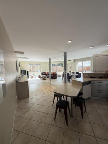 A 30 mn d'ANGERS :
Cette magnifique villa située dans le bourg de CHAMPIGNÉ à cinq minutes de toutes les commodités à pied (commerces, maison de santé, pharmacie, écoles etc...) offre beaucoup d'avantages.
Construite en 2001, dans un quartier verdoyant et calme, elle est édifiée sur un superbe  terrain de 1650 m² clos, arboré et sécurisé avec portail électrique. 
Agrémentée d'une très jolie piscine, chauffée et sécurisée, cette maison offre une surface habitable de 170 m² composée de :
Une pièce de vie de 58 m² avec cuisine aménagée et équipée
Une suite parentale de + de 18 m² avec douche et double vasque
Une chambre de 10 m²
Trois chambres de 11 m²
Un bureau de 7 m²
Une salle d'eau de 5 m² avec douche et double vasque 
Une arrière-cuisine de 24 m²
Deux wc
Nombreux placards
Un garage d'environ 40 m²
Une cave
Une dépendance

Chauffage par plancher, chauffant, Pompe à chaleur
Climatisation, pompe à chaleur,