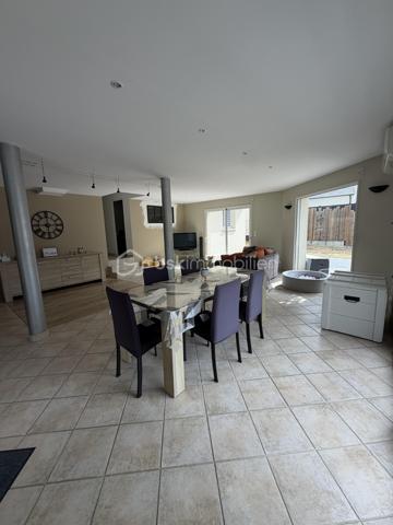 A 30 mn d'ANGERS :
Cette magnifique villa située dans le bourg de CHAMPIGNÉ à cinq minutes de toutes les commodités à pied (commerces, maison de santé, pharmacie, écoles etc...) offre beaucoup d'avantages.
Construite en 2001, dans un quartier verdoyant et calme, elle est édifiée sur un superbe  terrain de 1650 m² clos, arboré et sécurisé avec portail électrique. 
Agrémentée d'une très jolie piscine, chauffée et sécurisée, cette maison offre une surface habitable de 170 m² composée de :
Une pièce de vie de 58 m² avec cuisine aménagée et équipée
Une suite parentale de + de 18 m² avec douche et double vasque
Une chambre de 10 m²
Trois chambres de 11 m²
Un bureau de 7 m²
Une salle d'eau de 5 m² avec douche et double vasque 
Une arrière-cuisine de 24 m²
Deux wc
Nombreux placards
Un garage d'environ 40 m²
Une cave
Une dépendance

Chauffage par plancher, chauffant, Pompe à chaleur
Climatisation, pompe à chaleur,