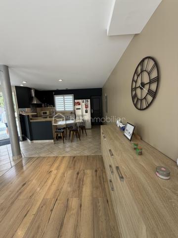 A 30 mn d'ANGERS :
Cette magnifique villa située dans le bourg de CHAMPIGNÉ à cinq minutes de toutes les commodités à pied (commerces, maison de santé, pharmacie, écoles etc...) offre beaucoup d'avantages.
Construite en 2001, dans un quartier verdoyant et calme, elle est édifiée sur un superbe  terrain de 1650 m² clos, arboré et sécurisé avec portail électrique. 
Agrémentée d'une très jolie piscine, chauffée et sécurisée, cette maison offre une surface habitable de 170 m² composée de :
Une pièce de vie de 58 m² avec cuisine aménagée et équipée
Une suite parentale de + de 18 m² avec douche et double vasque
Une chambre de 10 m²
Trois chambres de 11 m²
Un bureau de 7 m²
Une salle d'eau de 5 m² avec douche et double vasque 
Une arrière-cuisine de 24 m²
Deux wc
Nombreux placards
Un garage d'environ 40 m²
Une cave
Une dépendance

Chauffage par plancher, chauffant, Pompe à chaleur
Climatisation, pompe à chaleur,