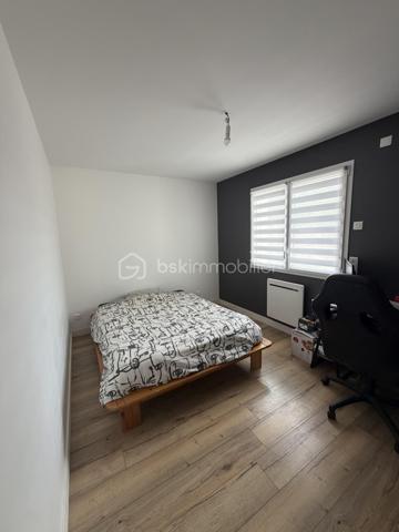 A 30 mn d'ANGERS :
Cette magnifique villa située dans le bourg de CHAMPIGNÉ à cinq minutes de toutes les commodités à pied (commerces, maison de santé, pharmacie, écoles etc...) offre beaucoup d'avantages.
Construite en 2001, dans un quartier verdoyant et calme, elle est édifiée sur un superbe  terrain de 1650 m² clos, arboré et sécurisé avec portail électrique. 
Agrémentée d'une très jolie piscine, chauffée et sécurisée, cette maison offre une surface habitable de 170 m² composée de :
Une pièce de vie de 58 m² avec cuisine aménagée et équipée
Une suite parentale de + de 18 m² avec douche et double vasque
Une chambre de 10 m²
Trois chambres de 11 m²
Un bureau de 7 m²
Une salle d'eau de 5 m² avec douche et double vasque 
Une arrière-cuisine de 24 m²
Deux wc
Nombreux placards
Un garage d'environ 40 m²
Une cave
Une dépendance

Chauffage par plancher, chauffant, Pompe à chaleur
Climatisation, pompe à chaleur,
